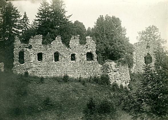 File:Helme lossi varemed 1912 [Eesti Rahva Muuseum 213-34_www.muis.ee].jpg